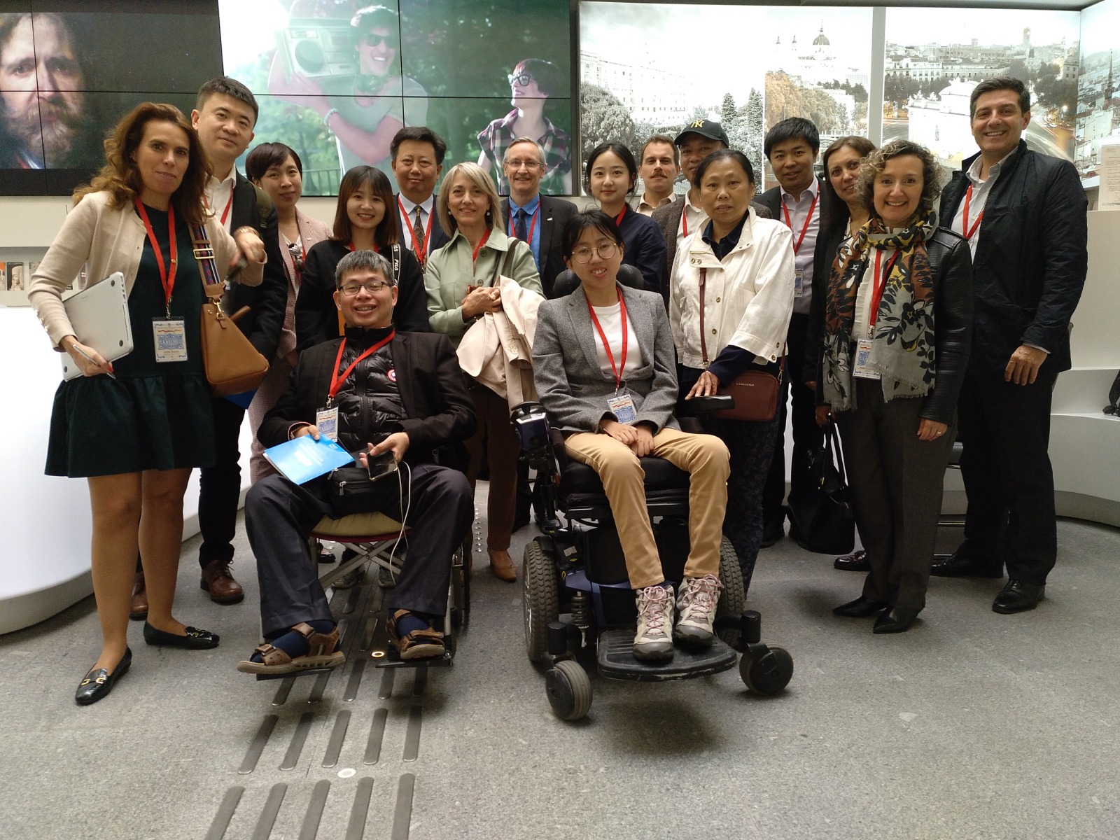 Representantes de Accessible Madrid posando con personas de la administración pública china que visitan Madrid para familiarizarse con los viajes especializados en accesibilidad