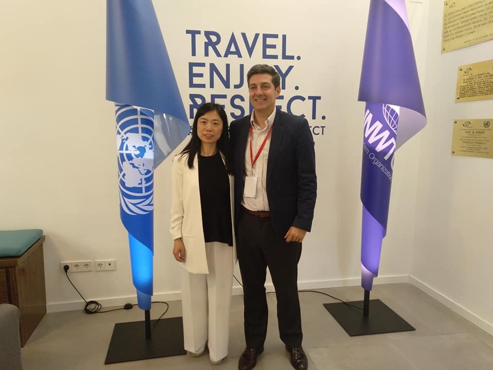 Arturo Garrido, CEO de Accessible Madrid, posa con una representante del gobierno chino en un evento internacional