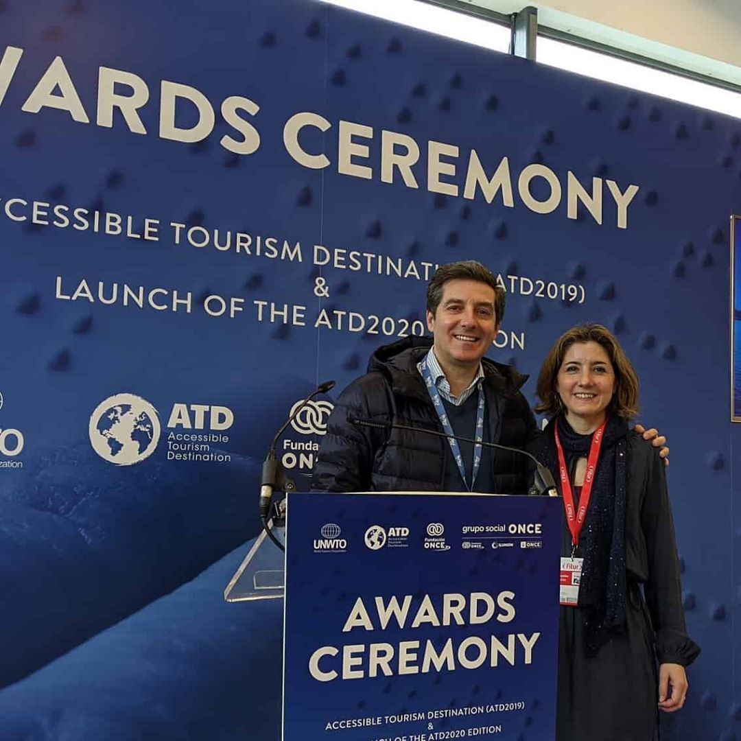 Arturo Garrido recibiendo el premio Travel Hospitality Award en nombre de Accessible Madrid