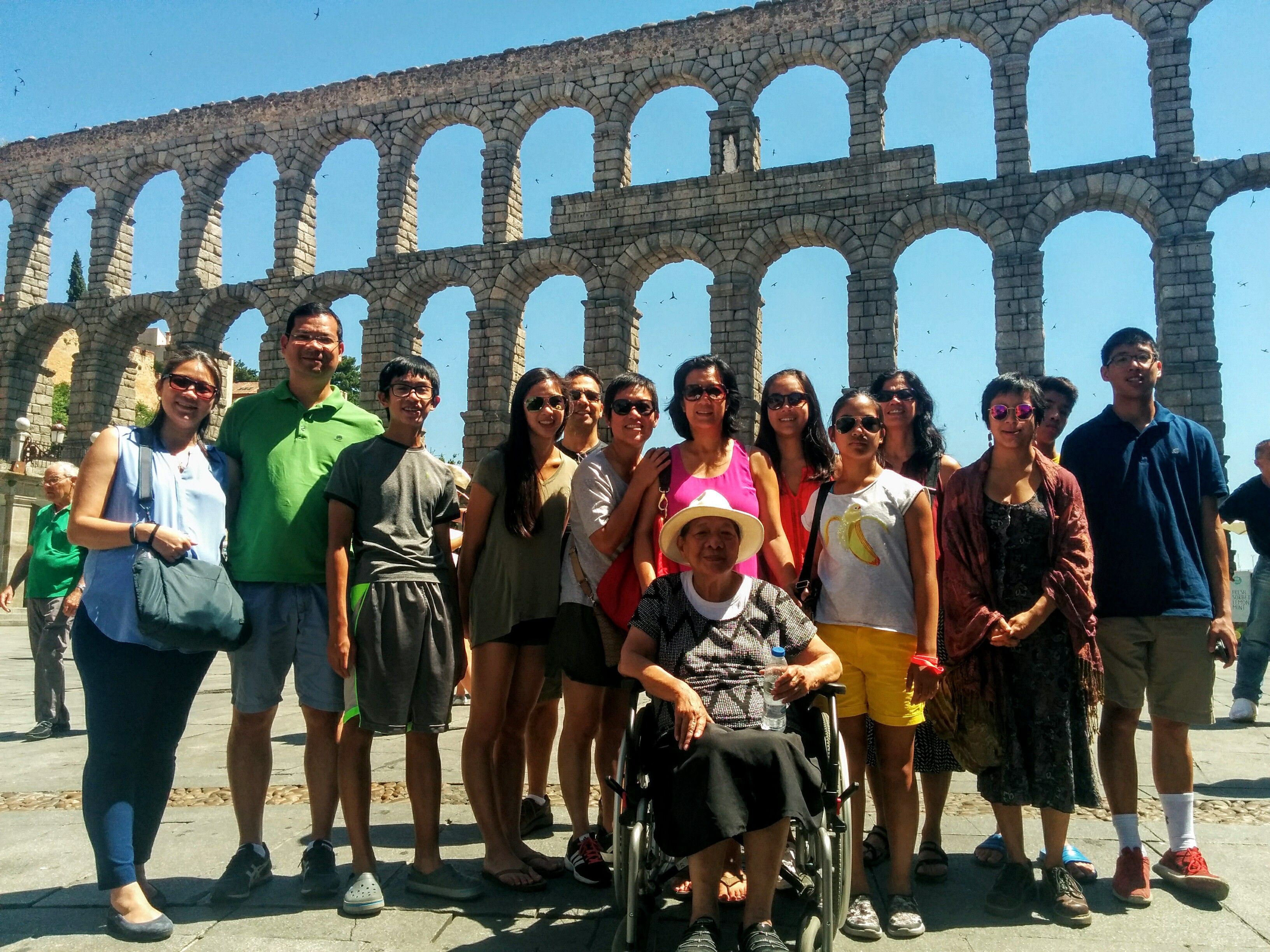 Una familia filipina en un viaje accesible en Segovia - España