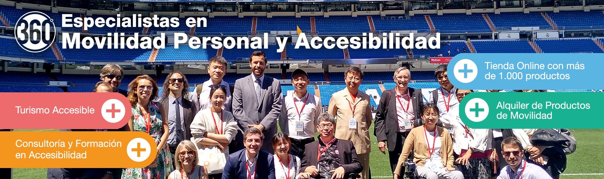 Representantes del gobierno chino con accesible madrid posan en el estadio Santiago Bernabeu